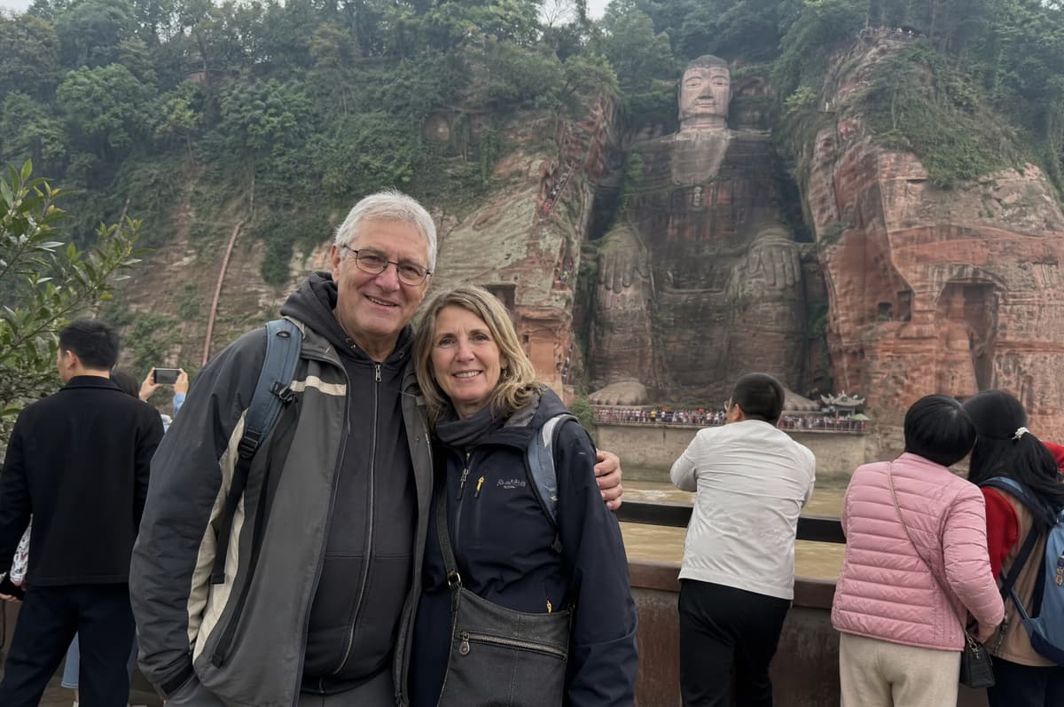 Leshan Giant Buddha and Huanglongxi Private Day Tour