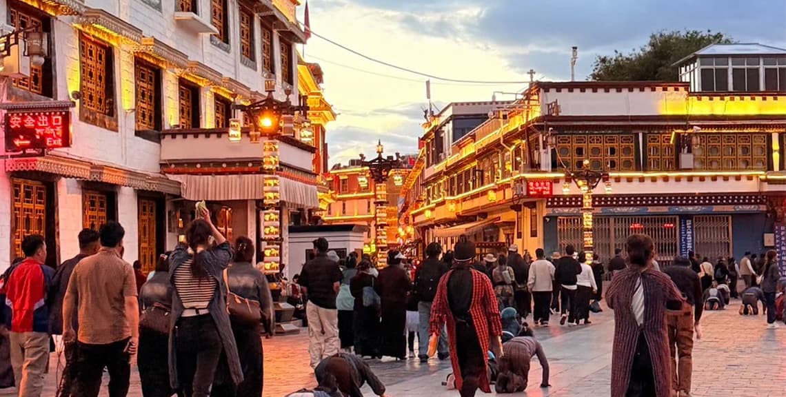 Barkhor Street (Bakuo Street)