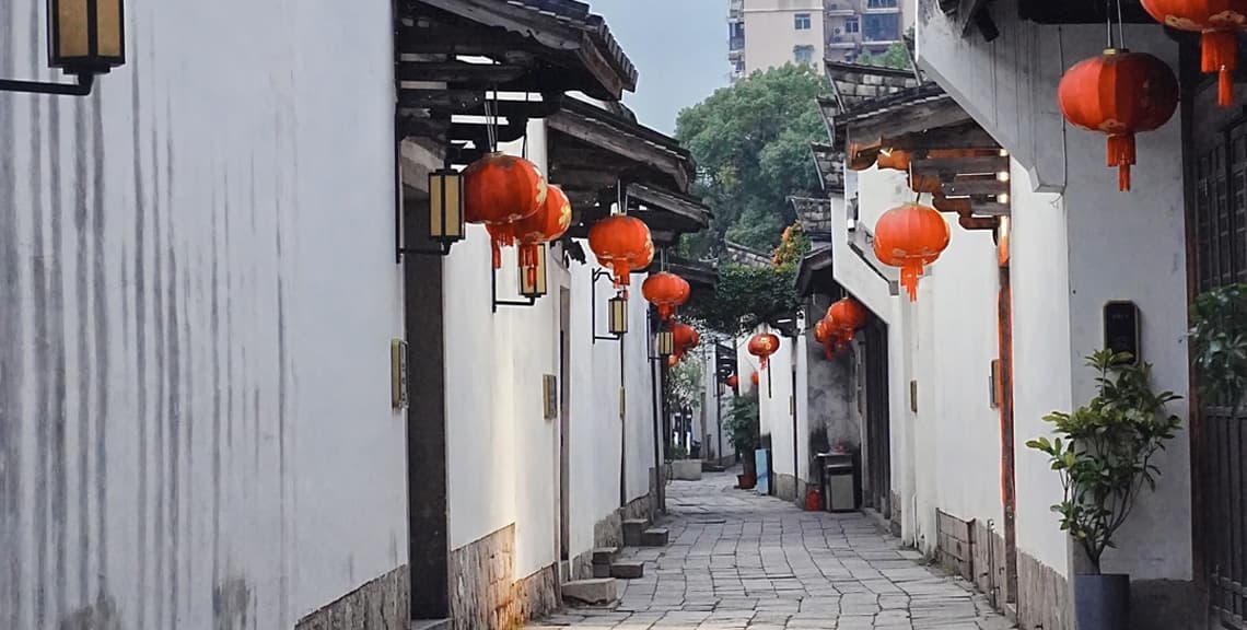 Three Lanes and Seven Alleys